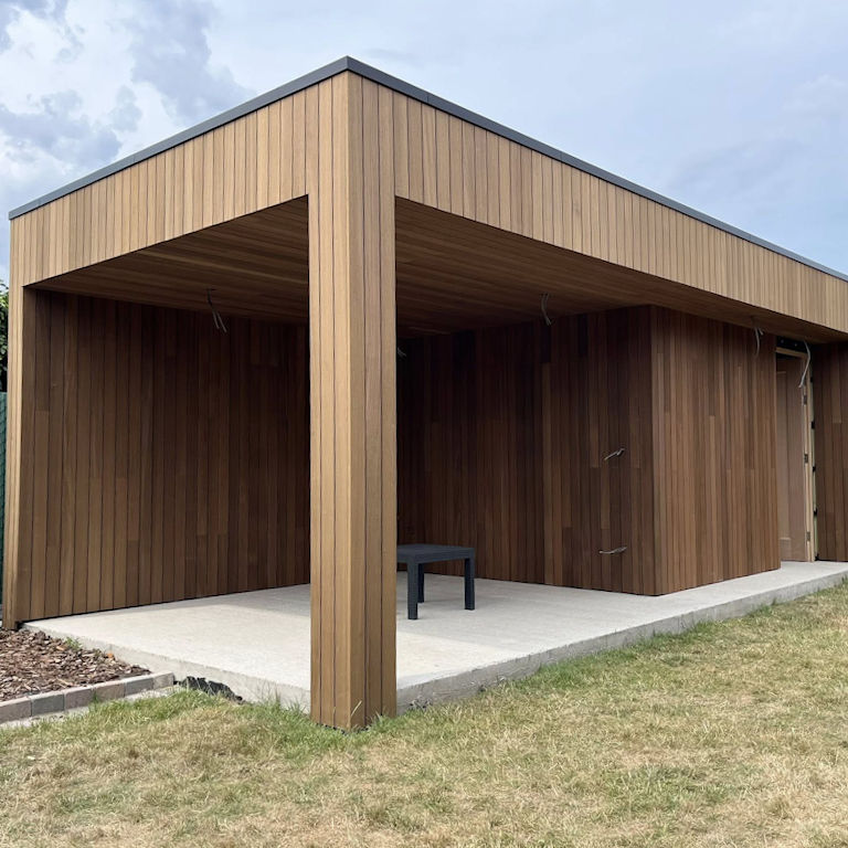 Tuinconstructie met lounge en berging