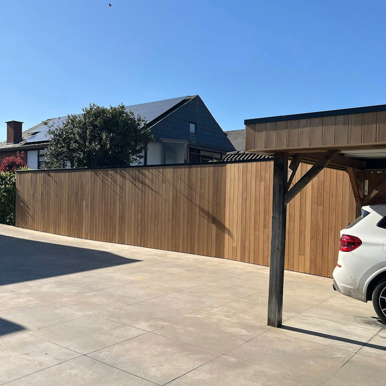 Strakke houten wand voor meer privacy